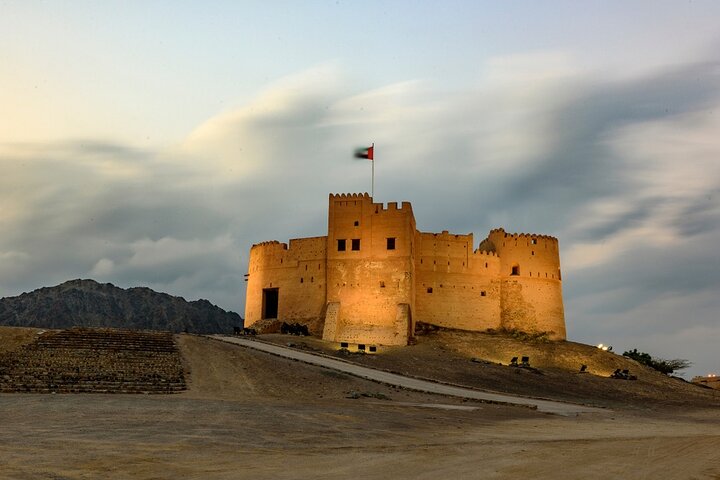 Discover Fujairah from Dubai: A Full-Day Tour of Historic Mosques, Forts and Cultural
